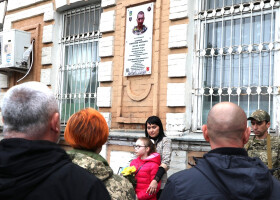 У Полтаві відкрили меморіальну дошку захиснику України Олександру Караману