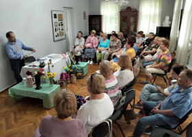 Зворушлива моновистава "Рожеві гвоздики АБО ми тут тимчасово"