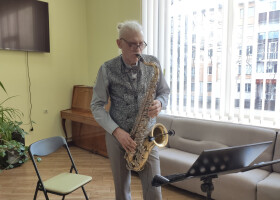 Саксофон у весняному місті