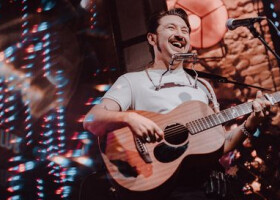 З банджо на полі бою: Олександр Буліч. За проєктом «Незламні та хоробрі: письменники у ЗСУ»