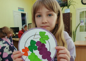 Осінь барвиста, щедра й мила, знов урожаєм всіх пригостила