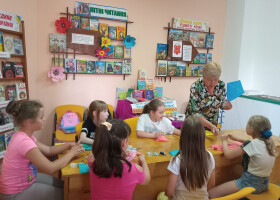 Книжки читали й повітряних зміїв запускали