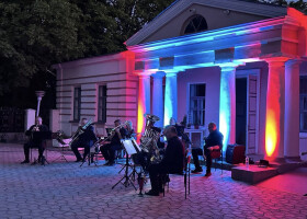 Звуки музики під вечірнім небом