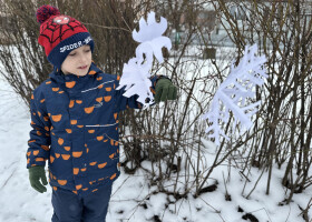 Сніг, фантазія і дитячі усмішки в бібліотечному дворику
