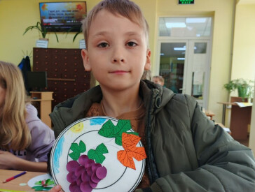 Осінь барвиста, щедра й мила, знов урожаєм всіх пригостила