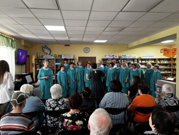 "З піснею по життю": хор «Пам’ять серця» та ансамбль «Гвоздика» дали концерт у міській бібліотеці