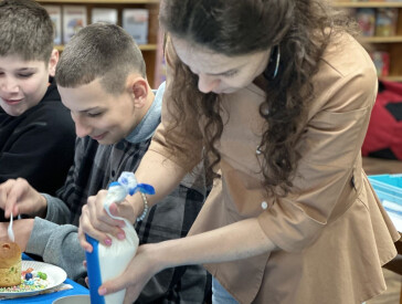 Свято творчості: як у бібліотеці декорували великодні пасочки