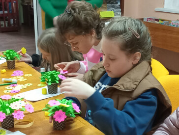 Подарую мамі квіти
