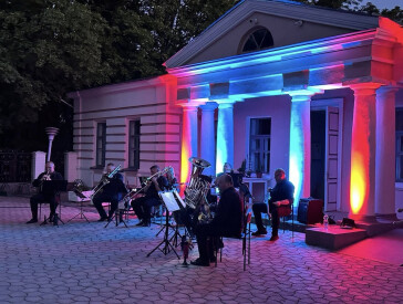 Звуки музики під вечірнім небом