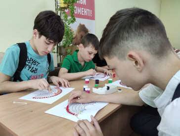 Кольоровий настрій у бібліотеці