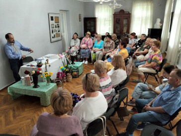 Зворушлива моновистава "Рожеві гвоздики АБО ми тут тимчасово"