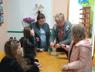 Як у бібліотеці на Дальніх Яківцях виготовляли з паперу символ Геловіну   