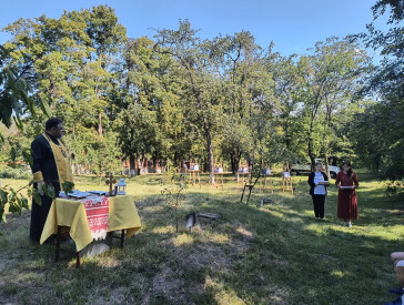 Вшанування полеглих захисників України біля дерев пам’яті на садибі Панаса Мирного