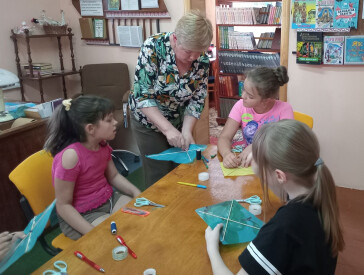 Книжки читали й повітряних зміїв запускали
