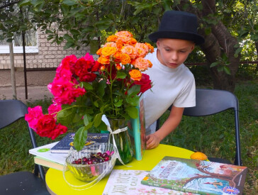 Садова вечірка в бібліотеці: літо, книги та квіти!
