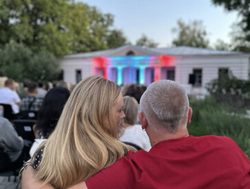 Звуки музики під вечірнім небом