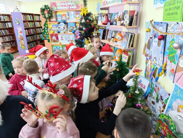 Чудова зимова книжкова атмосфера у бібліотеці