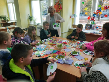 Осінь барвиста, щедра й мила, знов урожаєм всіх пригостила