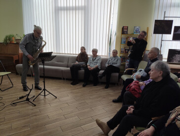 Саксофон у весняному місті