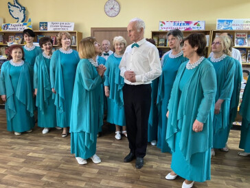 "З піснею по життю": хор «Пам’ять серця» та ансамбль «Гвоздика» дали концерт у міській бібліотеці