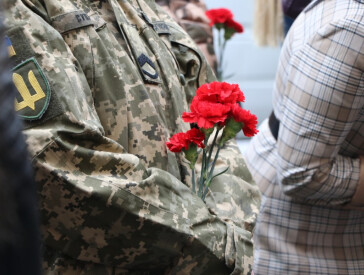 У Полтаві відкрили меморіальну дошку захиснику України Олександру Караману