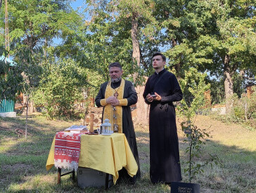 Вшанування полеглих захисників України біля дерев пам’яті на садибі Панаса Мирного