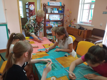 Книжки читали й повітряних зміїв запускали