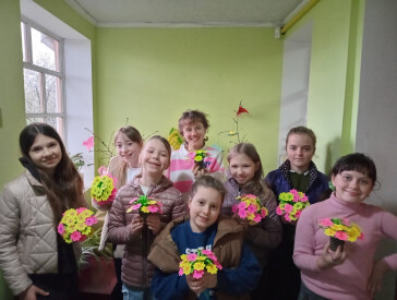 Подарую мамі квіти