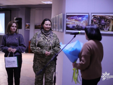 Прем’єрну виставку фотографині ЗСУ відкрили у ЦКД