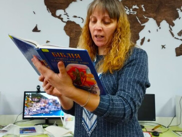 Нова радість стала: Різдвяна історія та майстер-клас з розпису на склі
