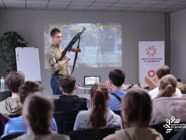 ЦКД влаштовує подорожі за лаштунки сцени для полтавських школярів