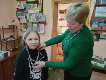 Виготовляли намисто з паперу