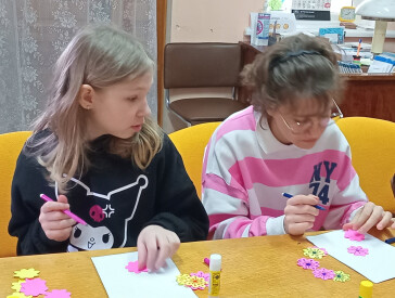 Подарую мамі квіти