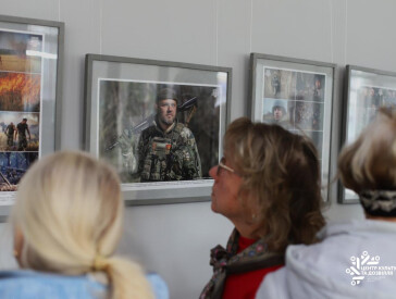 До Дня захисників і захисниць України у ЦКД відкрилась виставка лауреатів 11-го Міжнародного конкурсу репортерської фотографії LIFE PRESS PHOTO 2025