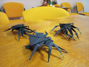 Як у бібліотеці на Дальніх Яківцях виготовляли з паперу символ Геловіну   