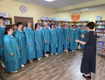 "З піснею по життю": хор «Пам’ять серця» та ансамбль «Гвоздика» дали концерт у міській бібліотеці