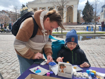 Святковий артперформанс у центрі міста  