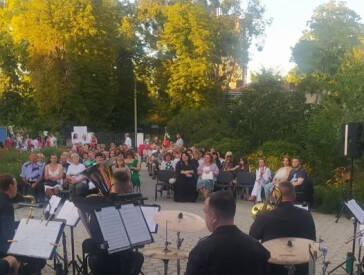 Звуки музики під вечірнім небом