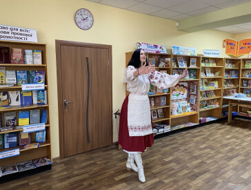 "З піснею по життю": хор «Пам’ять серця» та ансамбль «Гвоздика» дали концерт у міській бібліотеці