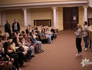 ЦКД влаштовує подорожі за лаштунки сцени для полтавських школярів