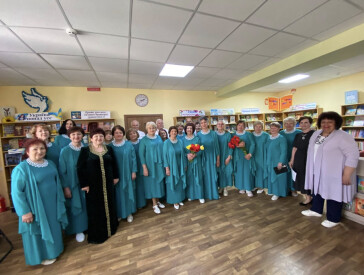 "З піснею по життю": хор «Пам’ять серця» та ансамбль «Гвоздика» дали концерт у міській бібліотеці