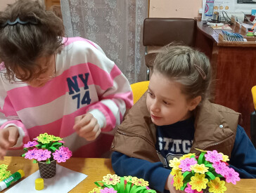 Подарую мамі квіти