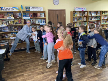 Весела зустріч із письменницею Галиною Пустовгар