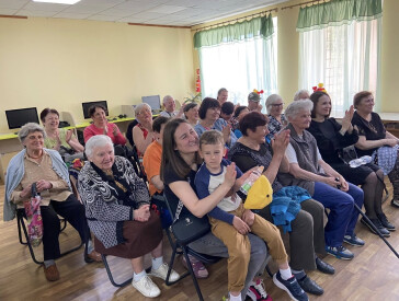 "З піснею по життю": хор «Пам’ять серця» та ансамбль «Гвоздика» дали концерт у міській бібліотеці