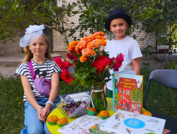 Садова вечірка в бібліотеці: літо, книги та квіти!