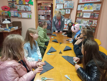 Як у бібліотеці на Дальніх Яківцях виготовляли з паперу символ Геловіну   