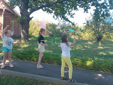 Книжки читали й повітряних зміїв запускали