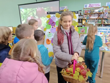 Дарунок осені – духмяне яблуко