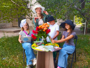 Садова вечірка в бібліотеці: літо, книги та квіти!