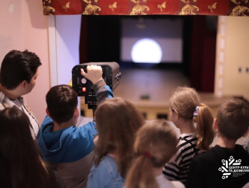 ЦКД влаштовує подорожі за лаштунки сцени для полтавських школярів